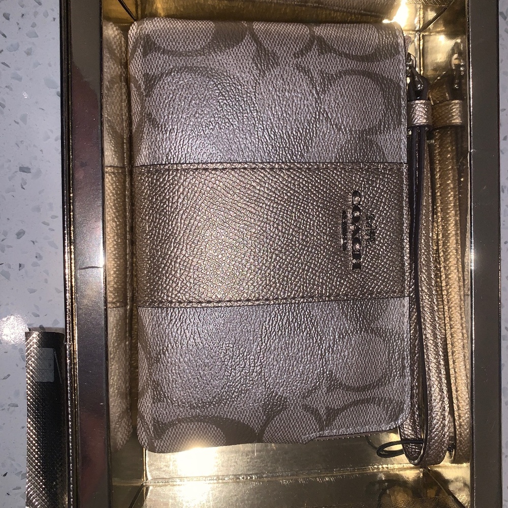 NEW NEVER USED STILL TIED INTO BOX Gorgeous Coach wristlet